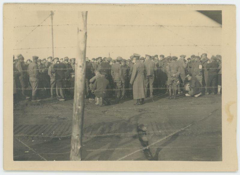 Naszywanie numerów obozowych w obozie jenieckim w Szczypiornie