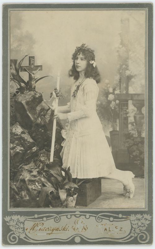 Portret dziewczynki w stroju komunijnym