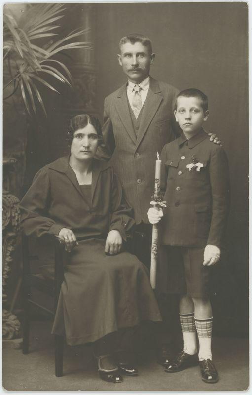 Antoni Zieliński  w stroju komunijnym z rodzicami