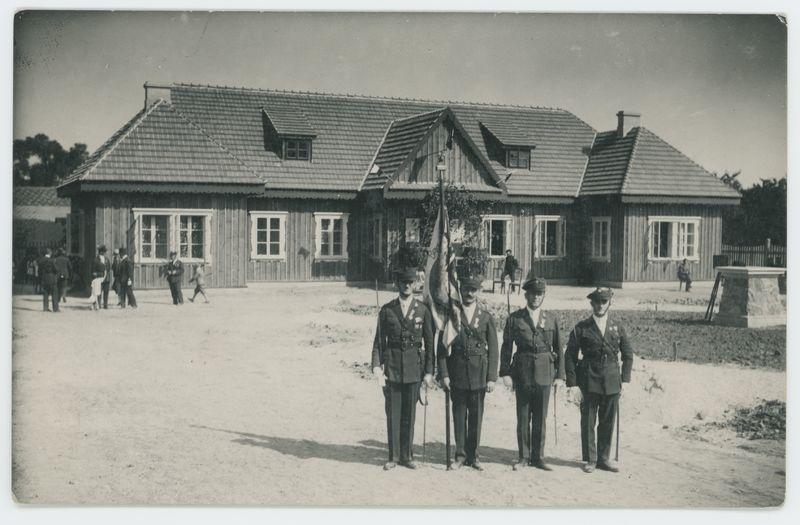 Poczet sztandarowy Kaliskiego Bractwa Kurkowego przed budynkiem strzelnicy