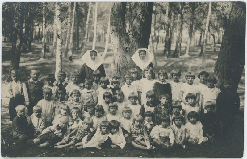 Dzieci z kaliskiego sierocińca z dwiema opiekującymi się nimi zakonnicami