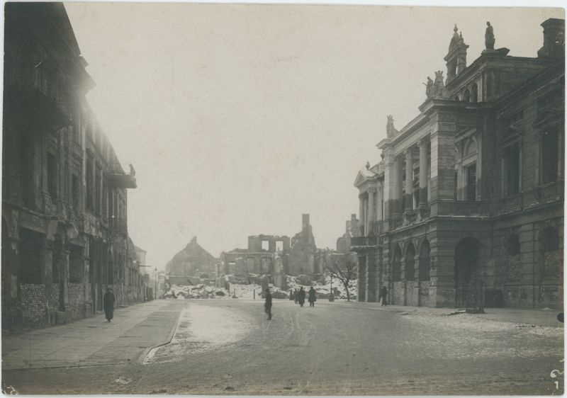 Ruiny zabudowań przy Głównym Rynku