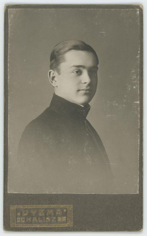 Mężczyzna w mundurku szkolnym