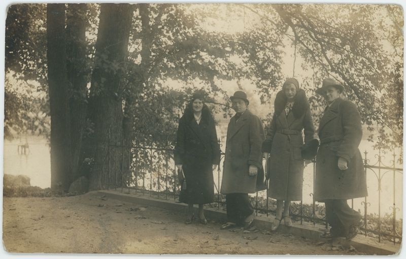 Grupa osób w kaliskim parku