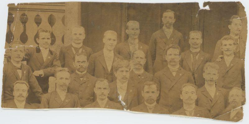 Członkowie Towarzystwa Śpiewaczego na tle Domku Szwajcarskiego