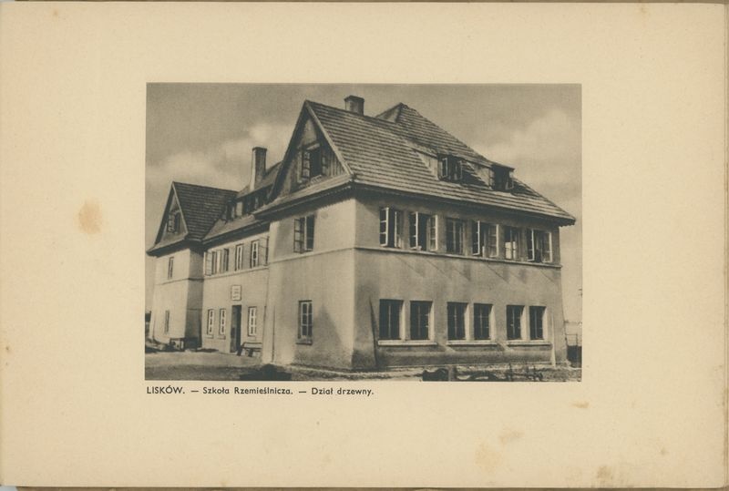 Album z pocztówkami z Liskowa "Pamiątka z wystawy >>Praca i Kultura Wsi<<"