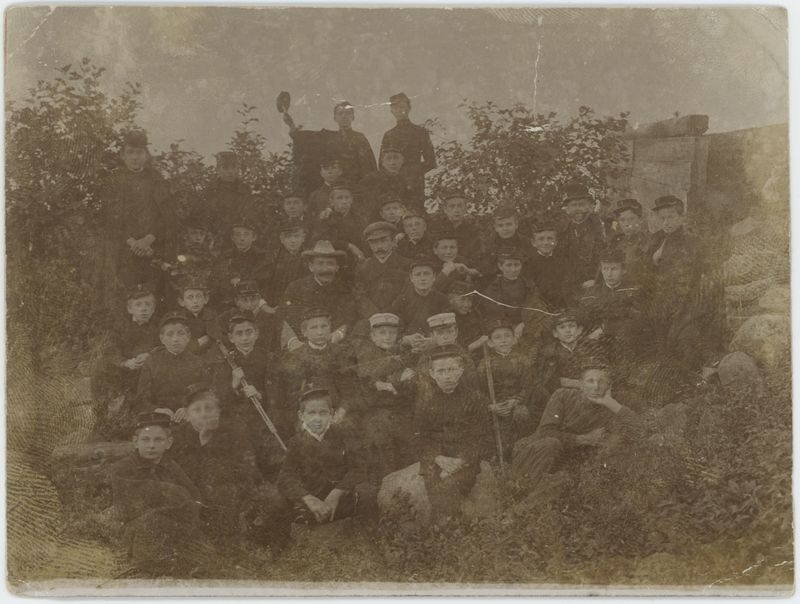 Uczniowie i nauczyciele Szkoły Handlowej w Kaliszu na wycieczce w Nędzerzewie