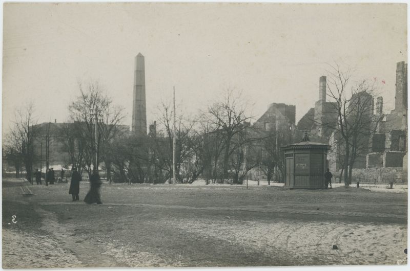 Widok na plac św. Józefa i ruiny domów