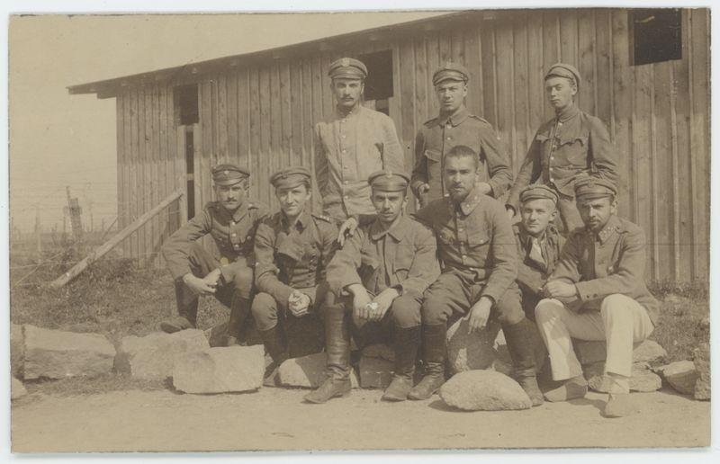 Przed barakiem w obozie jenieckim w Szczypiornie