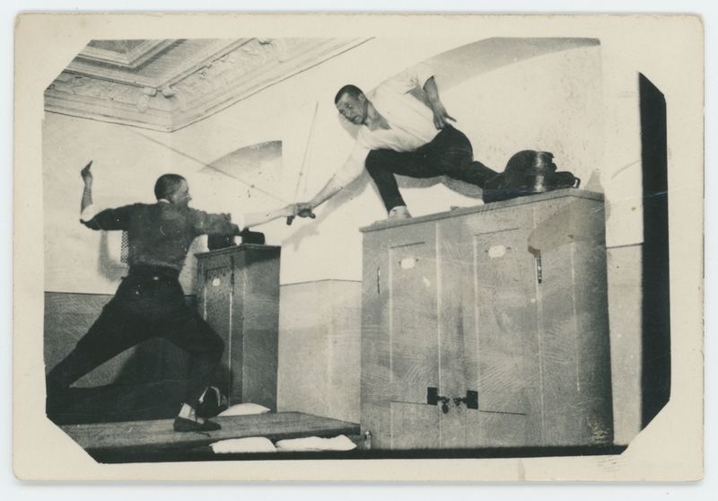 Meżczyźni uprawiający szermierkę