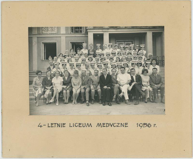Tableau uczennic Liceum Medycznego w Kaliszu