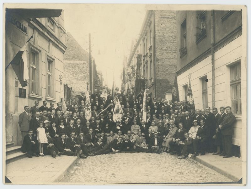 Członkowie Stowarzyszenia Rzemieślników Chrześcijan w Kaliszu przed siedzibą stowarzyszenia