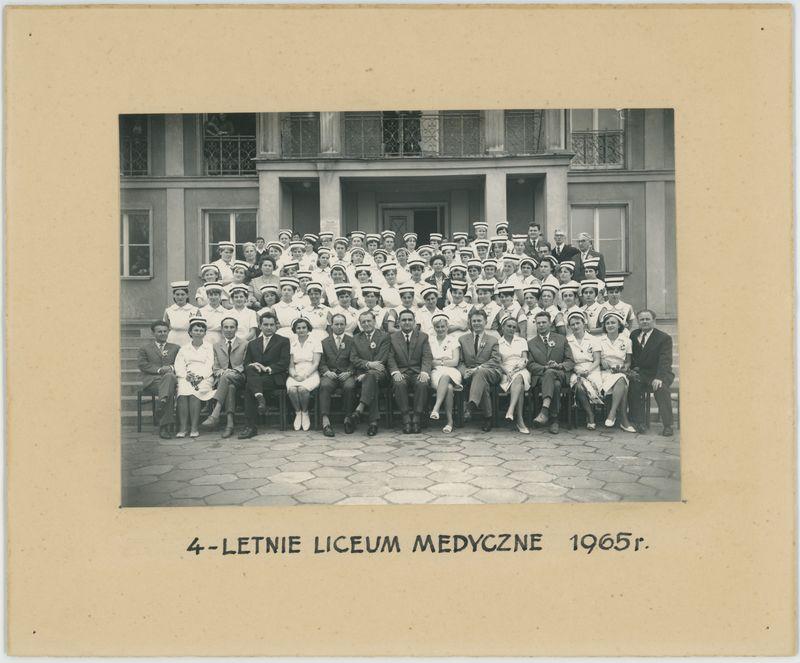 Tableau uczennic Liceum Medycznego w Kaliszu