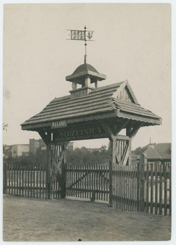 Brama strzelnicy Kaliskiego Bractwa Strzelców Kurkowych