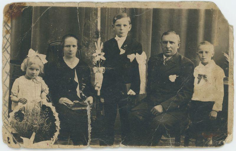 Rodzina Nowaków podczas uroczystości komunijnych