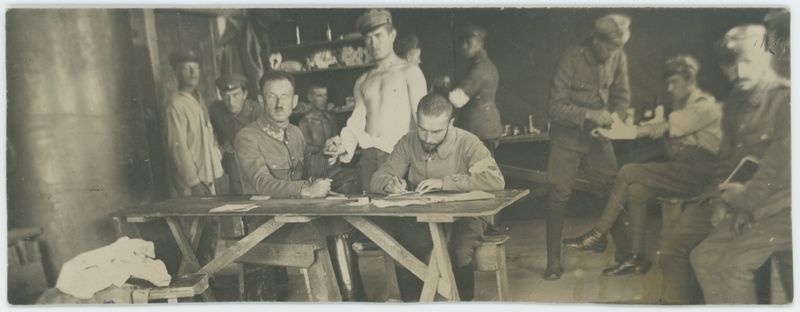 Doktor Mieczysław Kaplicki w ambulatorium w obozie jenieckim w Szczypiornie