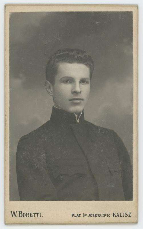 Mężczyzna w mundurku szkolnym