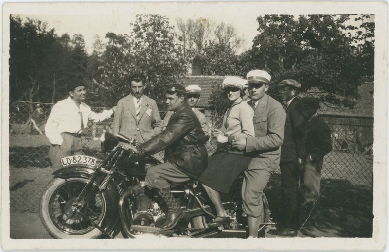 Członkowie Towarzystwa Cyklistów na wycieczce w Gołuchowie