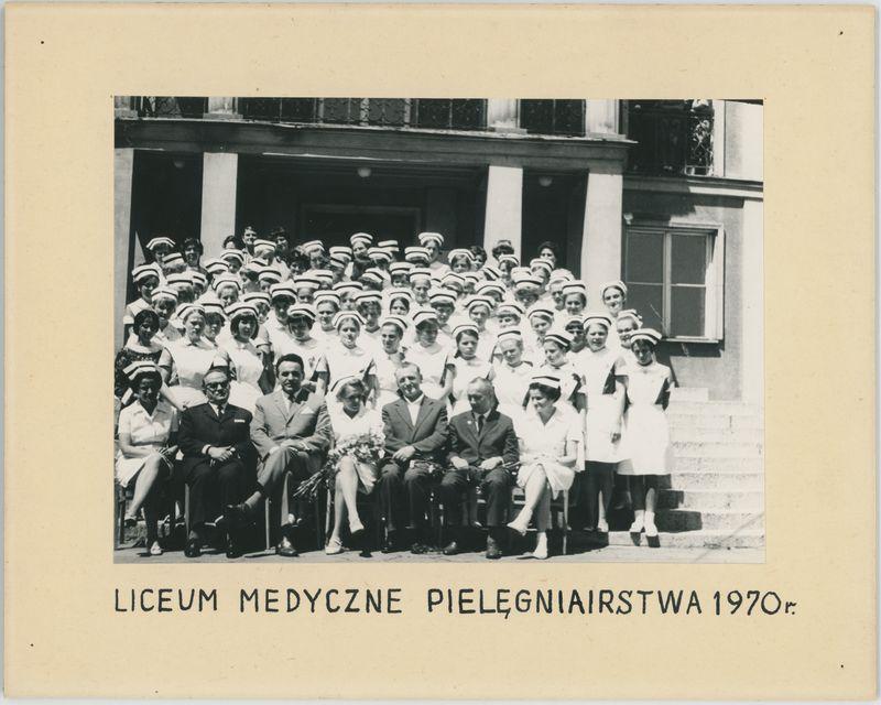 Tableau uczennic Liceum Medycznego w Kaliszu