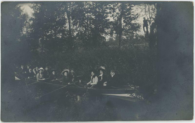 Ludzie siedzący w łódce