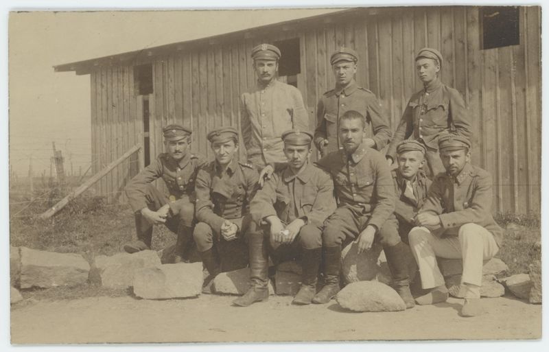 Przed barakiem w obozie jenieckim w Szczypiornie