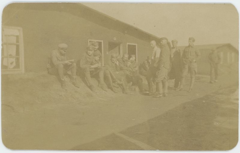 Przed barakiem w obozie jenieckim w Szczypiornie