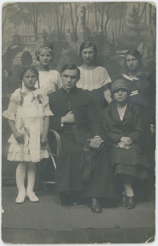 Ksiądz Jerzy Bekier z parafiankami - portret komunijny