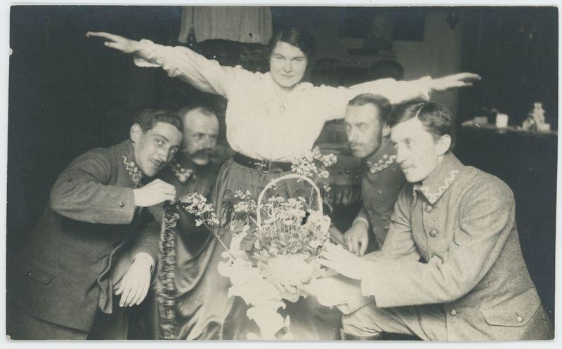 Grupa żołnierzy z pielęgniarką w Szpitalu Wojskowym w Kaliszu