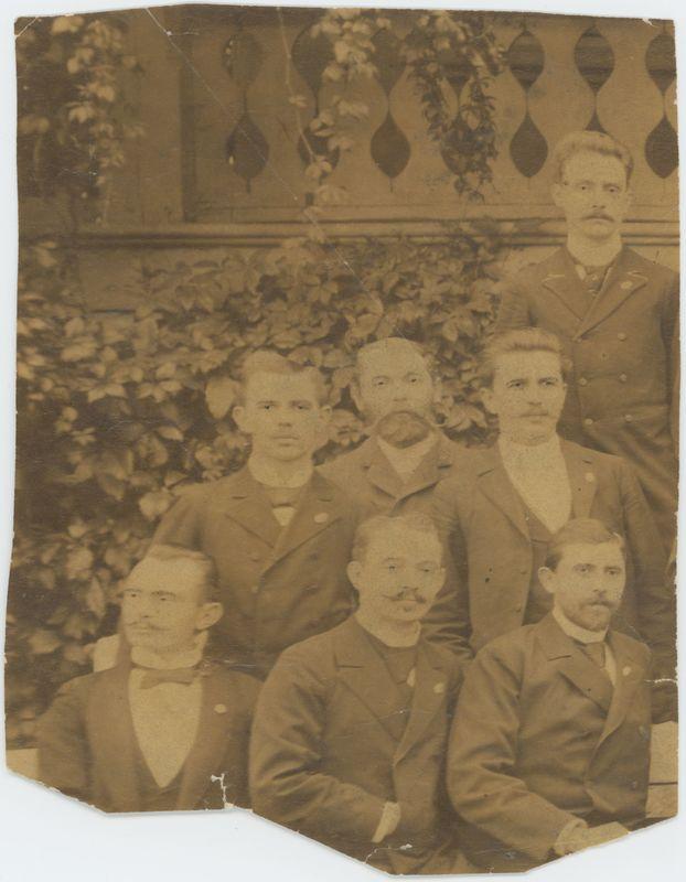 Członkowie Towarzystwa Śpiewaczego na tle Domku Szwajcarskiego