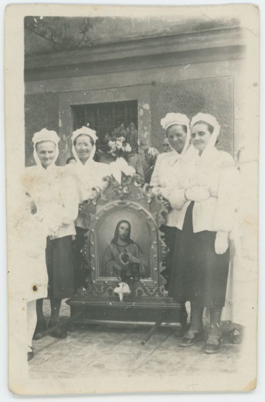 Kobiety z feretronem przed kościołem oo. franciszkanów w Kaliszu