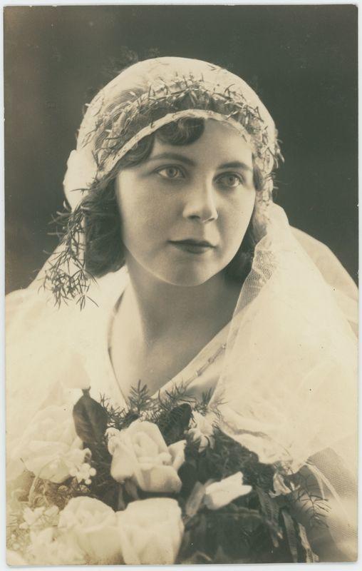 Kobieta w stroju ślubnym