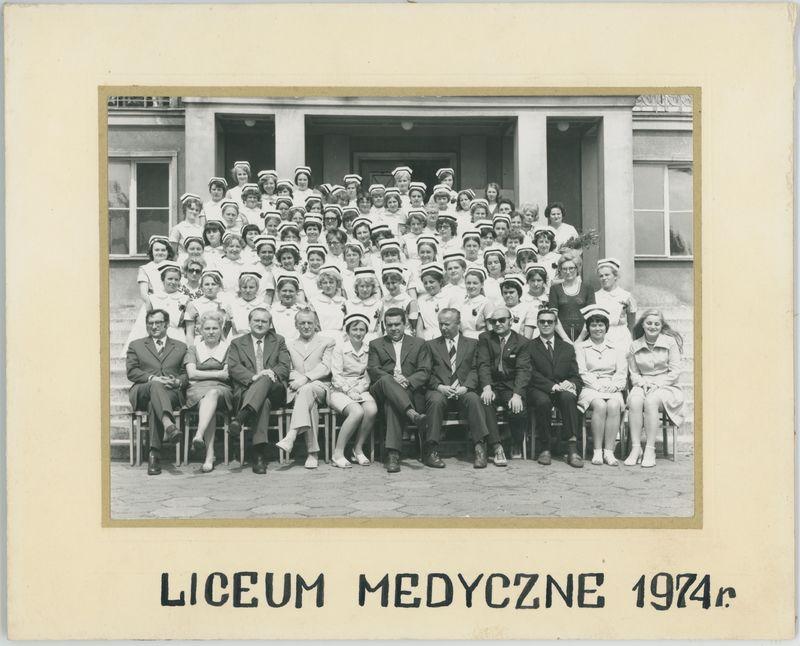 Tableau uczennic Liceum Medycznego w Kaliszu