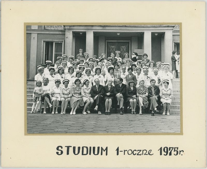 Tableau uczennic Medycznego Studium Zawodowego wydziału Pielęgniarstwa w Kaliszu