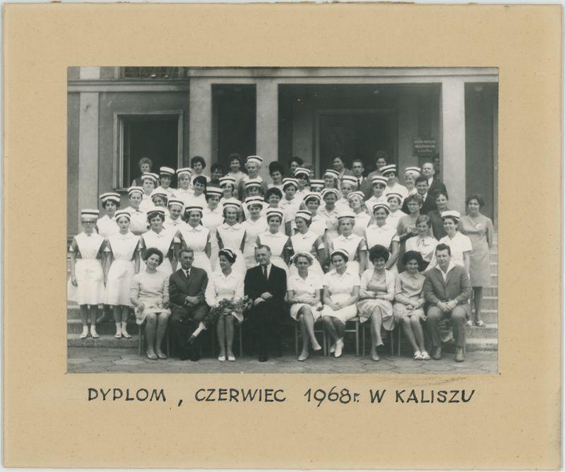 Tableau uczennic Liceum Medycznego w Kaliszu