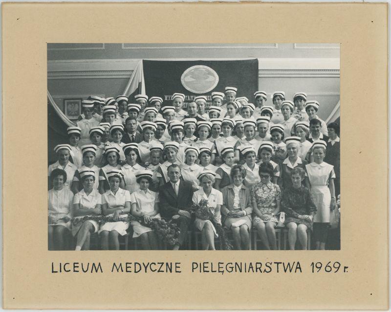 Tableau uczennic Liceum Medycznego w Kaliszu