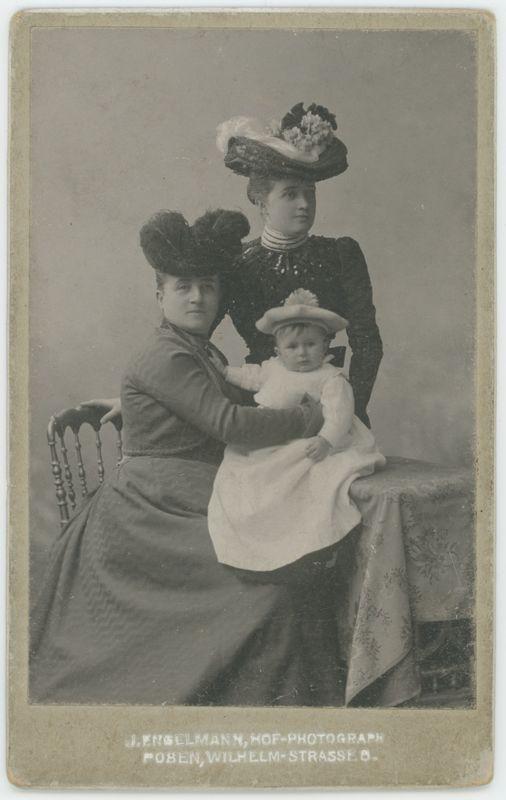 Portret dwóch kobiet z dzieckiem