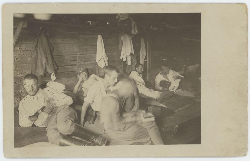 W baraku w obozie jenieckim w Szczypiornie