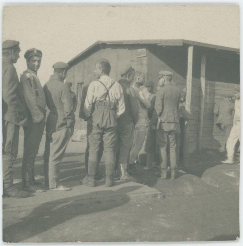 Kolejka do kantyny w obozie jenieckim w Szczypiornie