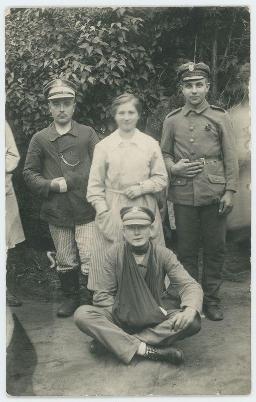 Grupa żołnierzy z pielęgniarką w Szpitalu Wojskowym w Kaliszu