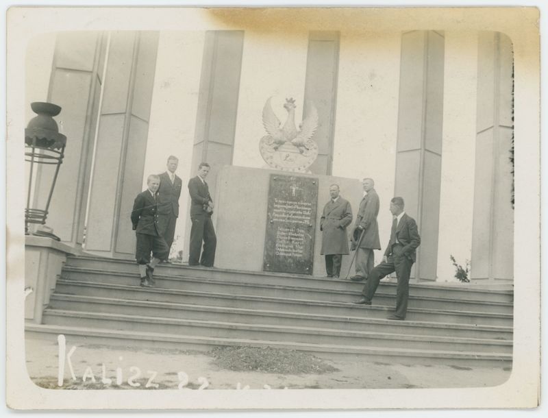 Mężczyźni przed Mauzoleum Legionistów Polskich w Kaliszu