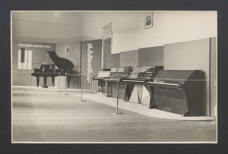 Fortepiany i pianina z Fabryki Fortepianów i Pianin "Calisia" na wystawie w Poznaniu