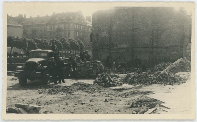 Rozbiórka spalonego domu przy Al. J. Stalina, Kalisz