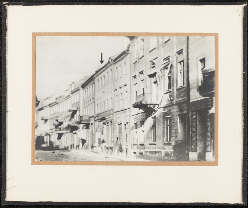 Widok dawnej ulicy Warszawskiej z oznaczonym strzałką domem, w którym urodził się Adam Asnyk