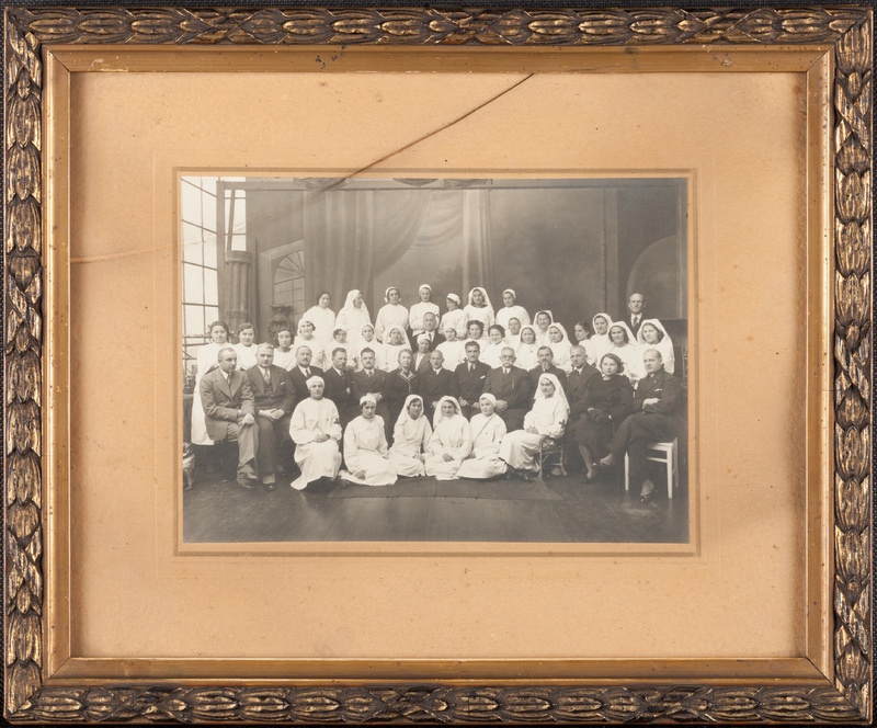 Tableau przedstawiające wykładowców i uczestników kursów wieczorowych 