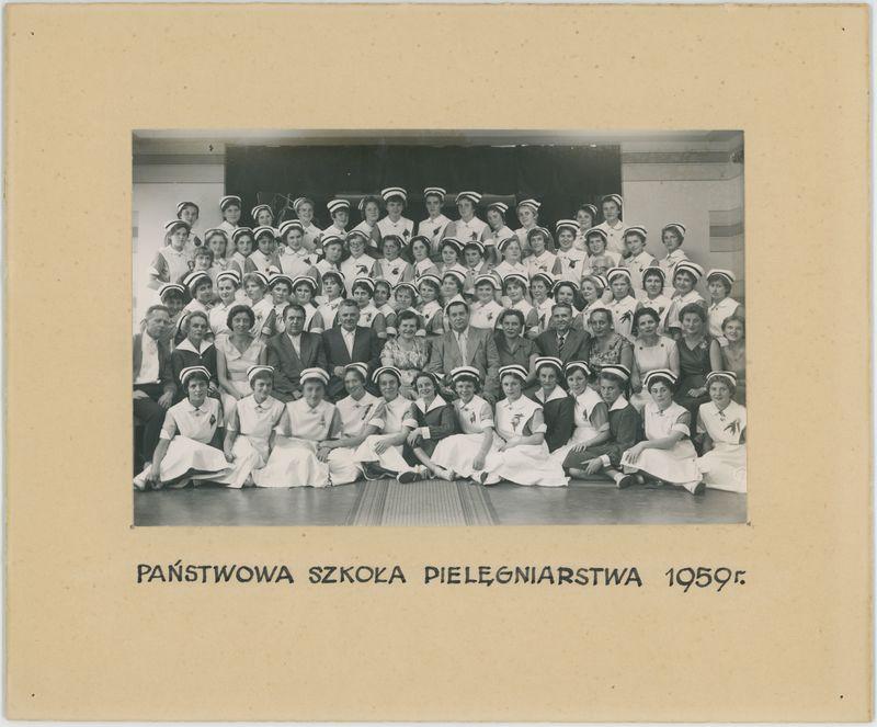 Uczennice Państwowej Szkoły Pielęgniarstwa w Kaliszu