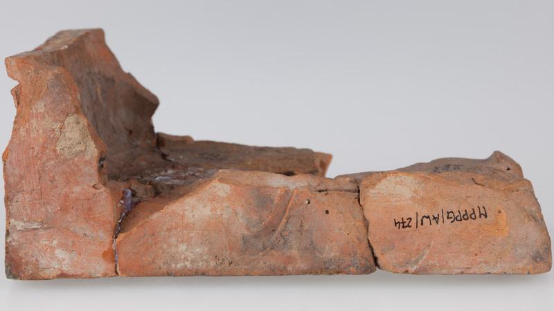 Kafel z herbem i ornamentem