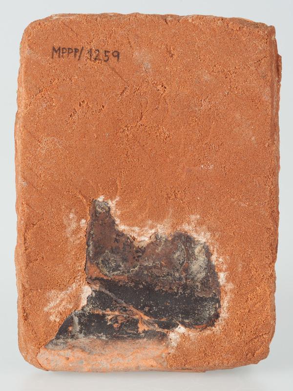 Kafel z wyobrażeniem niedźwiedzia grającego na dudach