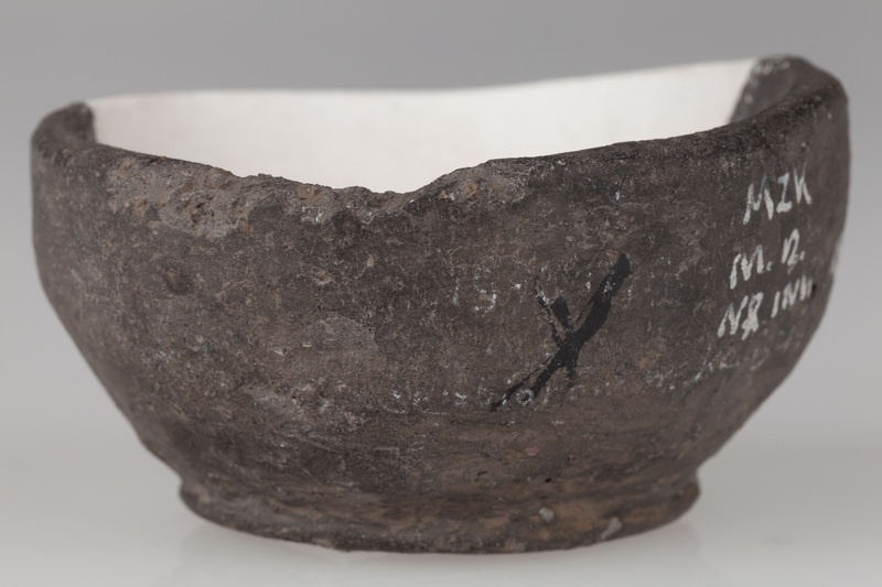 małe uszkodzone naczynie, z wyodrębnionym dnem 