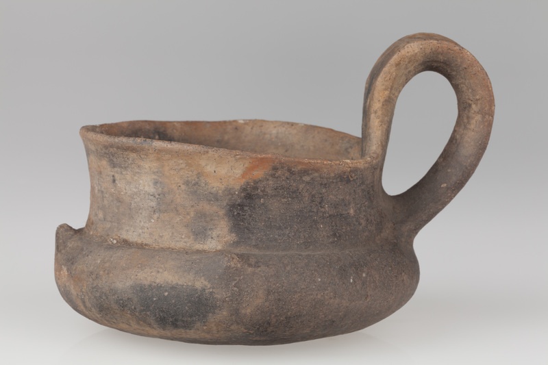 Czerpak gliniany dwustożkowy z taśmowym uchem 