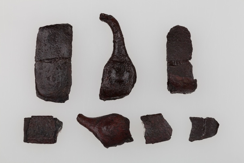 fragmenty okucia pochwy miecza  